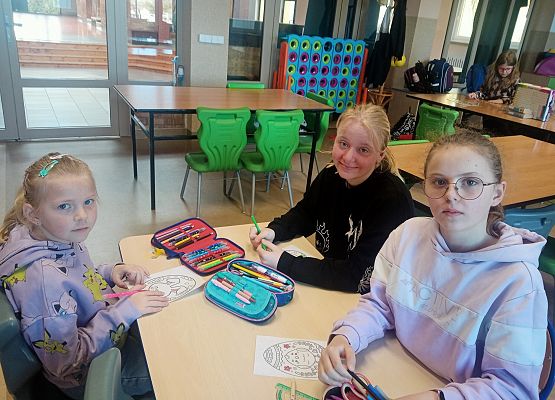 dziewczynki ze świetlicy wykonały prace plastyczne