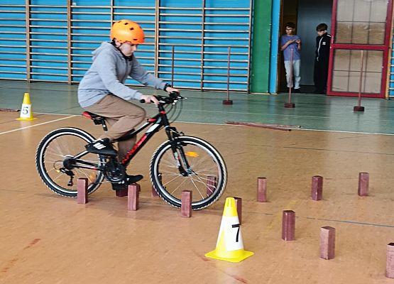 uczeń wjeżdża na łezkę