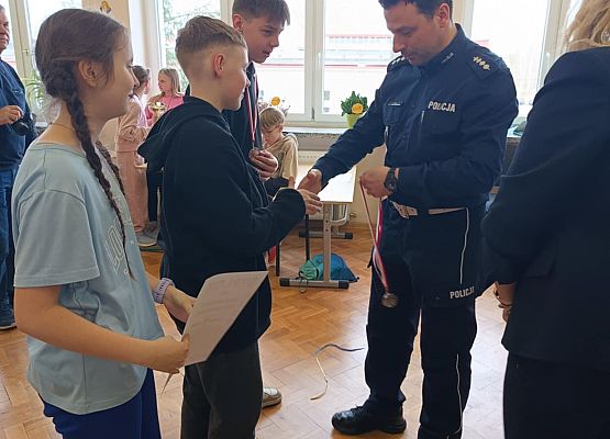 grupa starsza odbiera dyplom