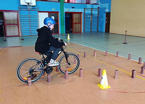 Patryk jedzie rowerem