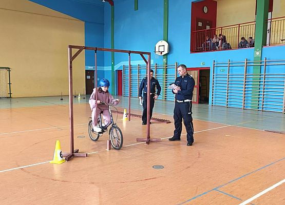 Oliwia przejeżdża przez bramkę