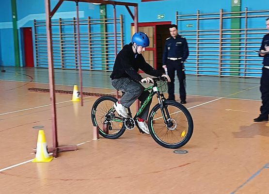 Bartek przejeżdża przez bramkę