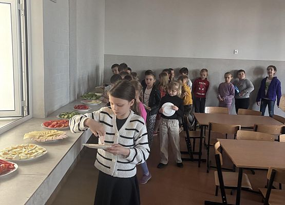 dzieci wybierają jedzenie