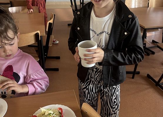 dziewczynka z kubkiem