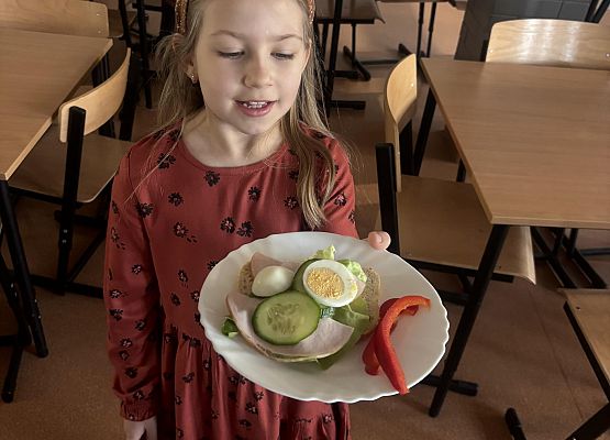 dziewczynka z talerzem pełnym smacznego jedzenia