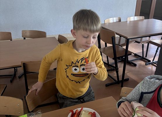 chłopiec je paprykę