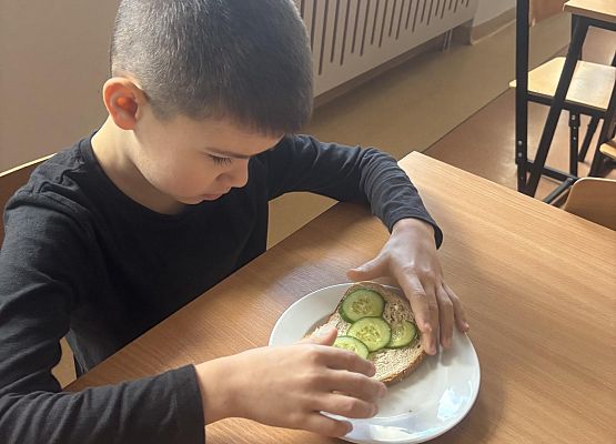 chłopiec z kanapką