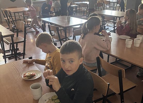 dzieci jedzą na stołówce