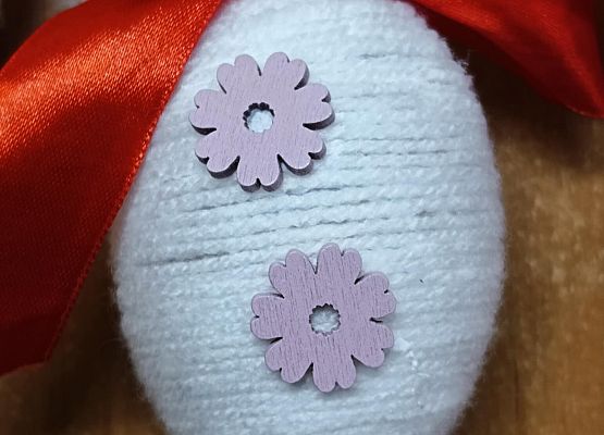 pisanka z czerwoną kokardką