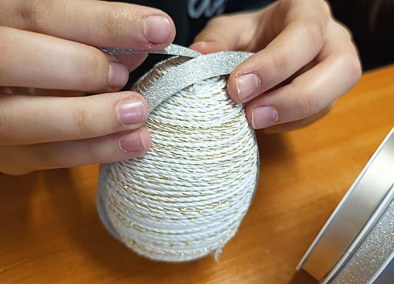 jajko ozdobione sznurkiem