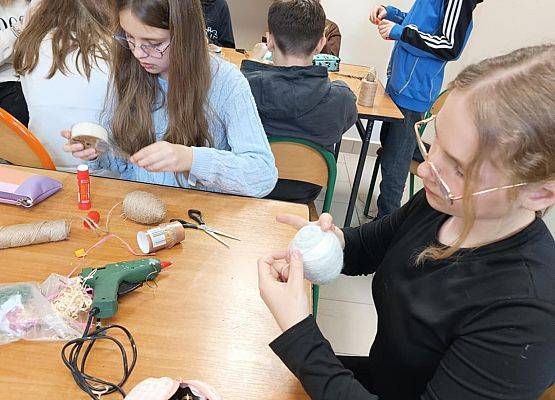 klasa 6a ozdabia pisanki