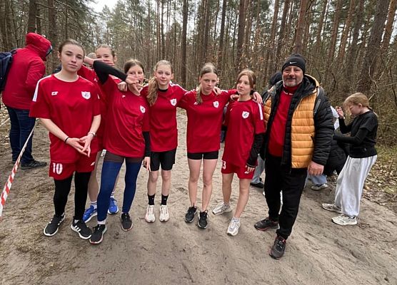 zawodniczki z trenerem