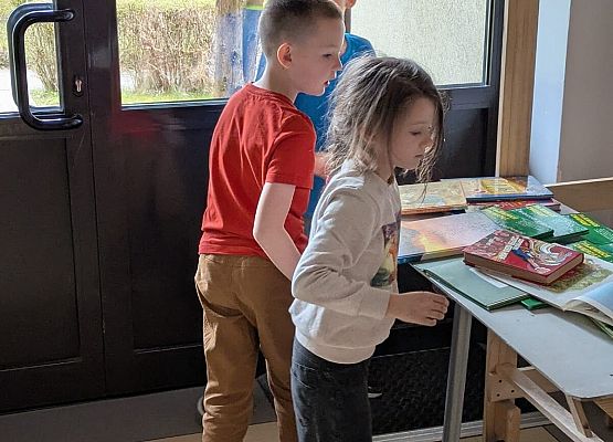 dzieci szukają jajeczek