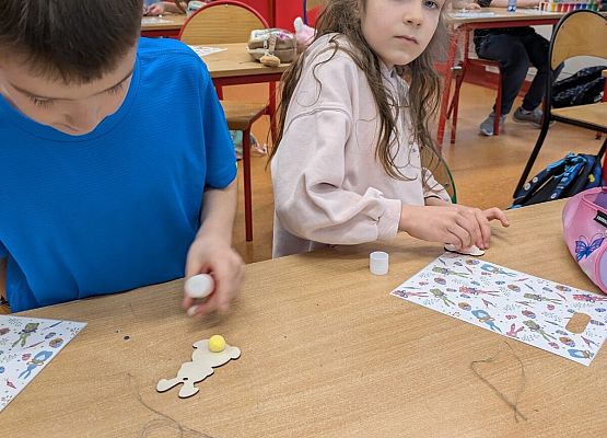 dzieci wykonują prace wielkanocne