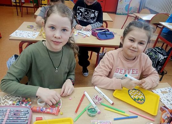 dziewczynki ozdabiają pisanki