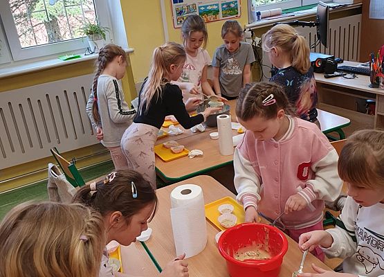 Przygotowanie do wypieków - dziewczynki