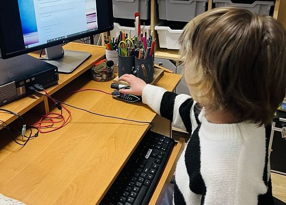 Uczniowie biorący udział w konkursie „Mistrz Ortografii”rozwiązują test w formule on-line.