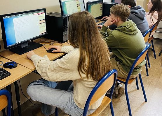 Uczniowie biorący udział w konkursie „Mistrz Ortografii”rozwiązują test w formule on-line.