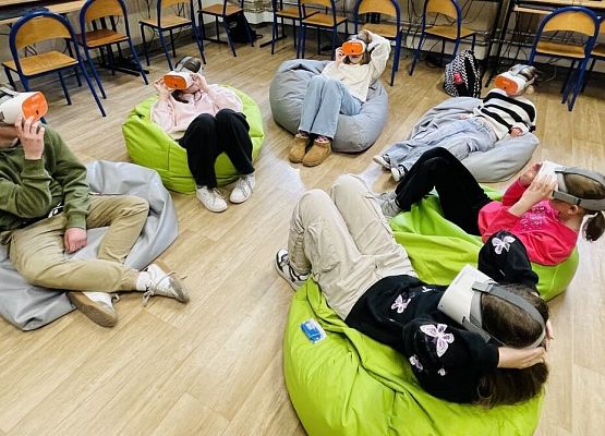 Uczniowie relaksują się z okularami VR.