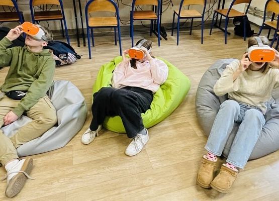 Uczniowie relaksują się z okularami VR.