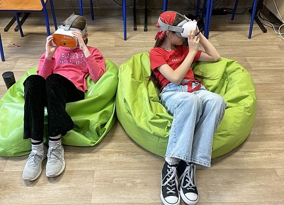 Uczniowie relaksują się z okularami VR.