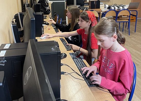 Uczniowie biorący udział w konkursie „Mistrz Ortografii”rozwiązują test w formule on-line.