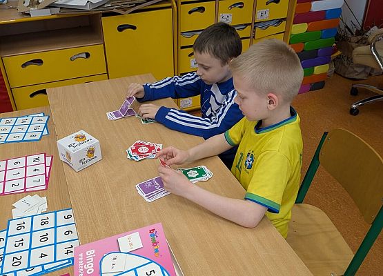 dzieci grają w karty