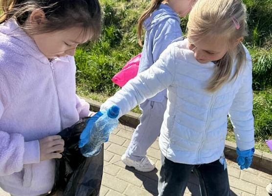 dzieci zbierają śmieci
