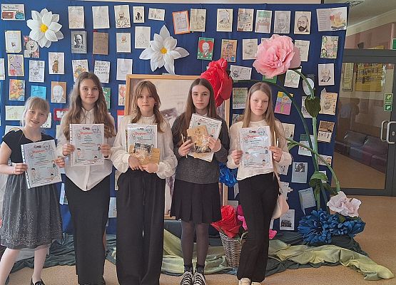 dziewczynki z dyplomami