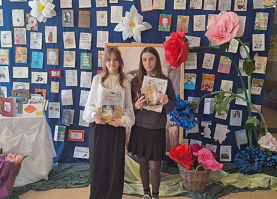 Hania i Marysia z dyplomami