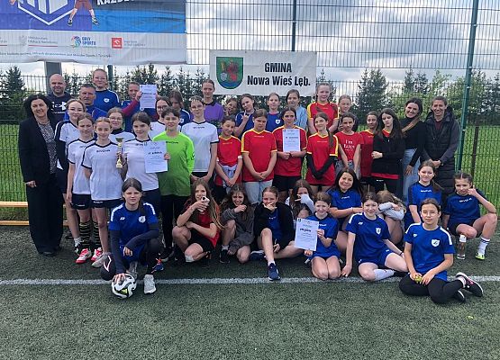 dziewczynki z dyplomem po meczu