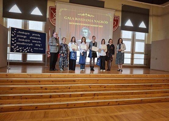 nagrodzeni uczniowie z dyplomami