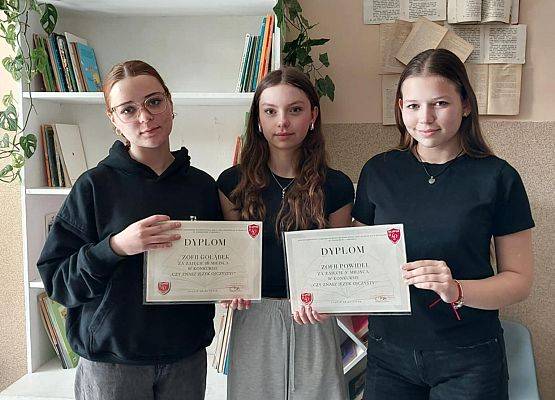 Zosia, Zosia i Maja z dyplomami