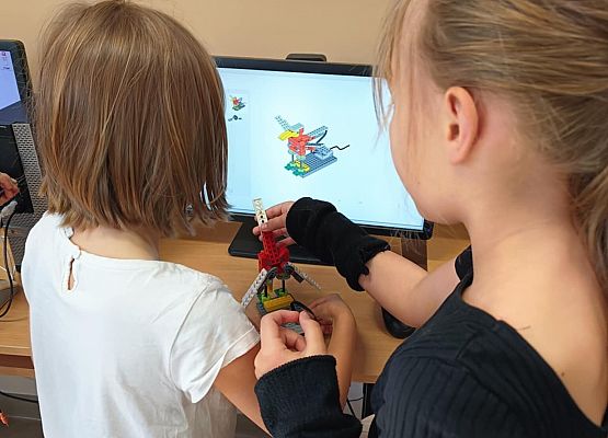 dziewczynki sprawdzają działanie projektu