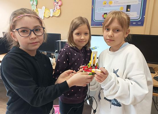 3 dziewczynki z projektem