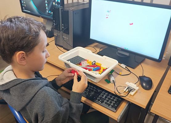 uczeń buduje z klocków