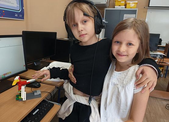 dziewczynki z projektem ptaka