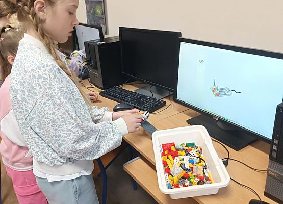 dziewczynki budują z klocków lego
