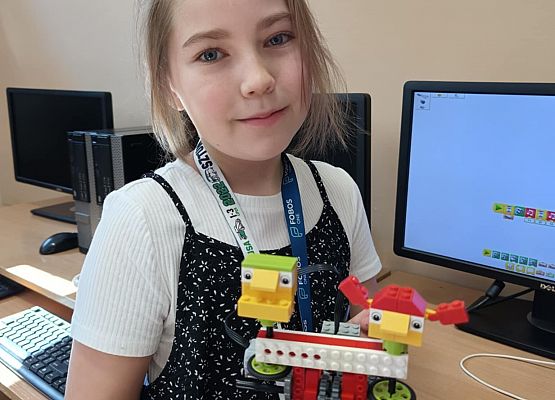 dziewczynka z projektem