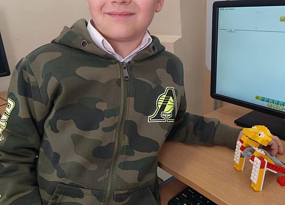 Błażej z projektem goryla