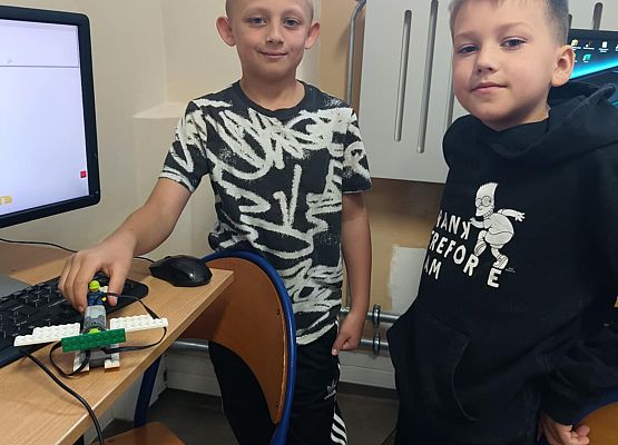 chłopcy z samolotem