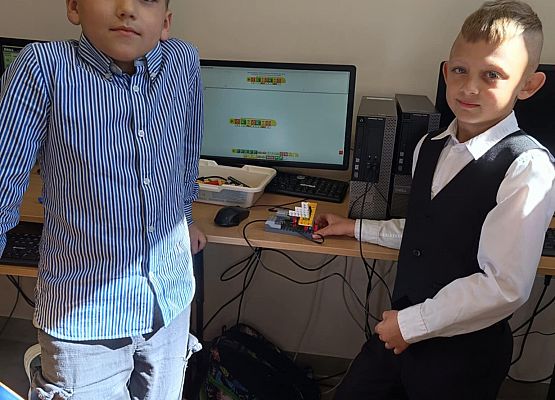 chłopcy z projektem łódki