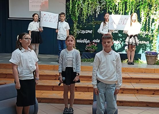 apel z okazji rocznicy uchwalenia Konstytucji 3 Maja - uczniowie stoją