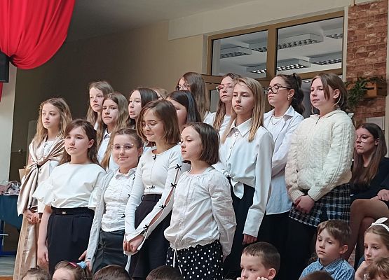 apel z okazji rocznicy uchwalenia Konstytucji 3 Maja - szkolny chór