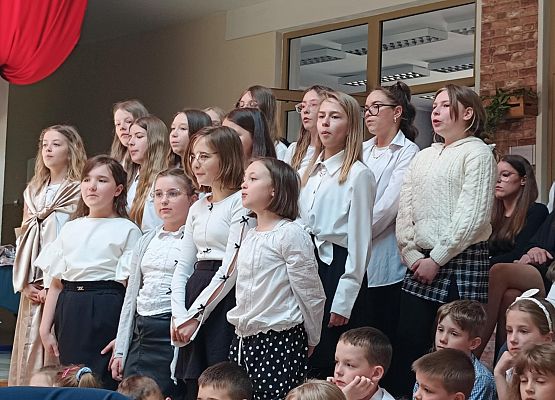 apel z okazji rocznicy uchwalenia Konstytucji 3 Maja - szkolny chór