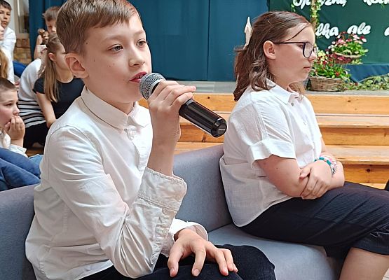 apel z okazji rocznicy uchwalenia Konstytucji 3 Maja - uczeń z mikrofonem w ręce