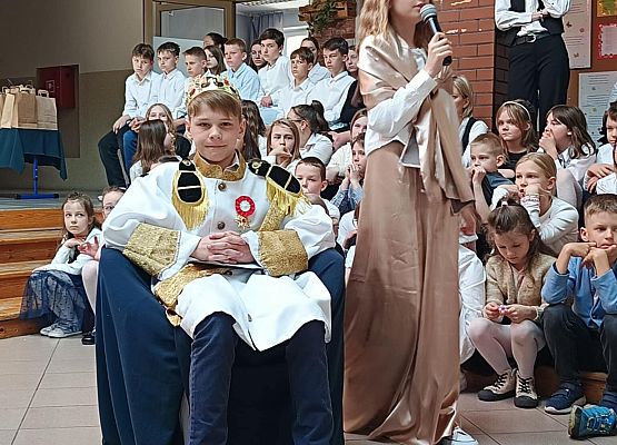 apel z okazji rocznicy uchwalenia Konstytucji 3 Maja - Ksawery siedzi w fotelu