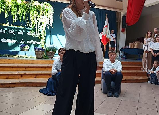 apel z okazji rocznicy uchwalenia Konstytucji 3 Maja - Hania śpiewa