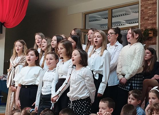 apel z okazji rocznicy uchwalenia Konstytucji 3 Maja - szkolny chór