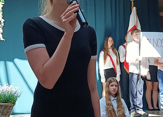 apel z okazji rocznicy uchwalenia Konstytucji 3 Maja - Agata recytuje wiersz